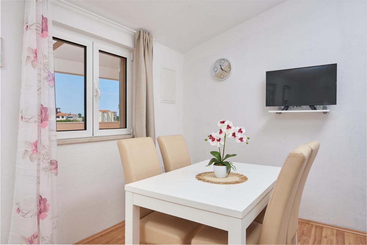 Apartments Lumi Рогозниця Екстер'єр фото