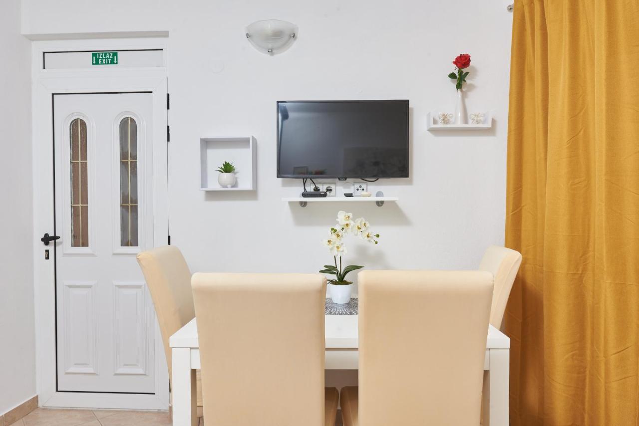 Apartments Lumi Рогозниця Екстер'єр фото