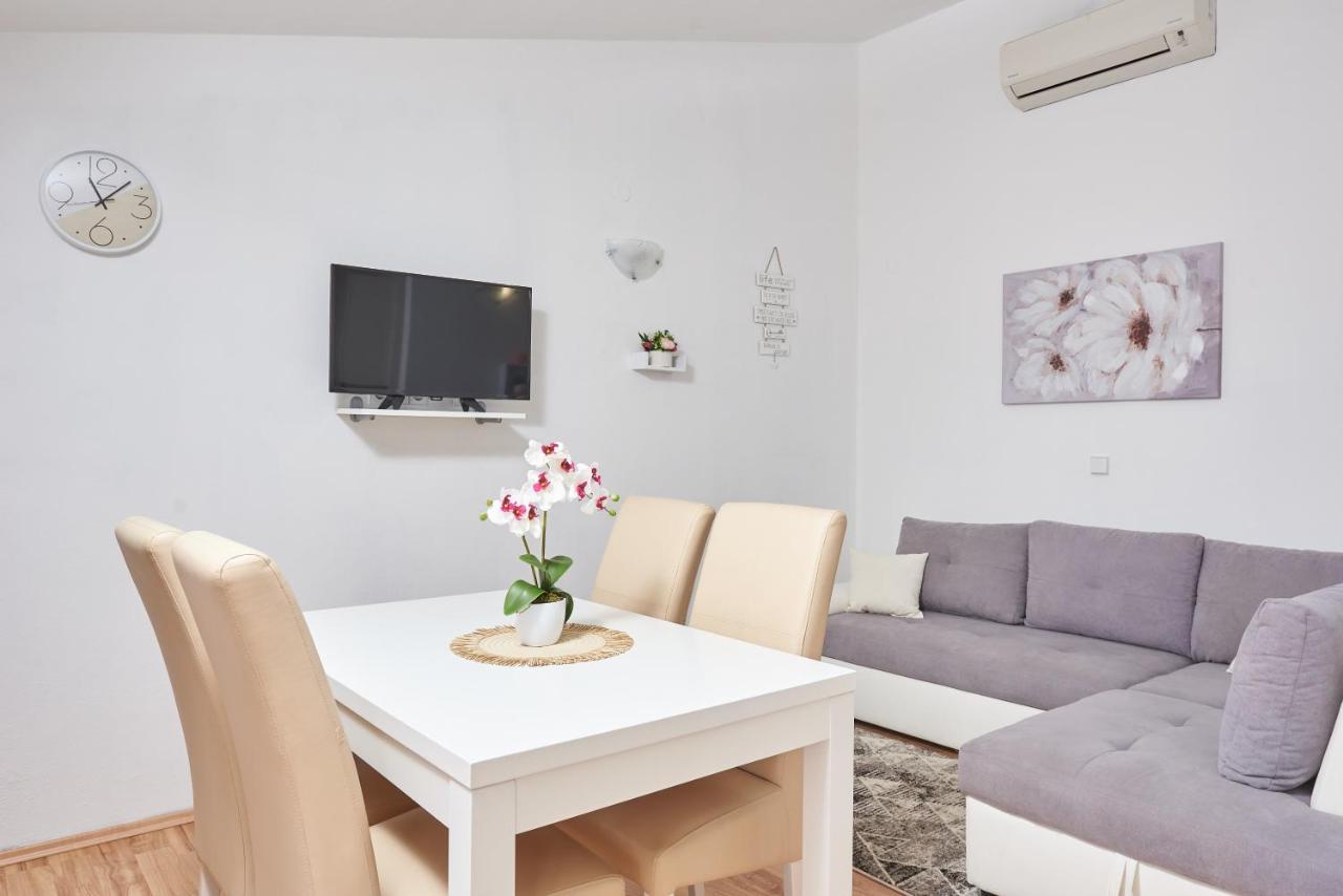 Apartments Lumi Рогозниця Екстер'єр фото