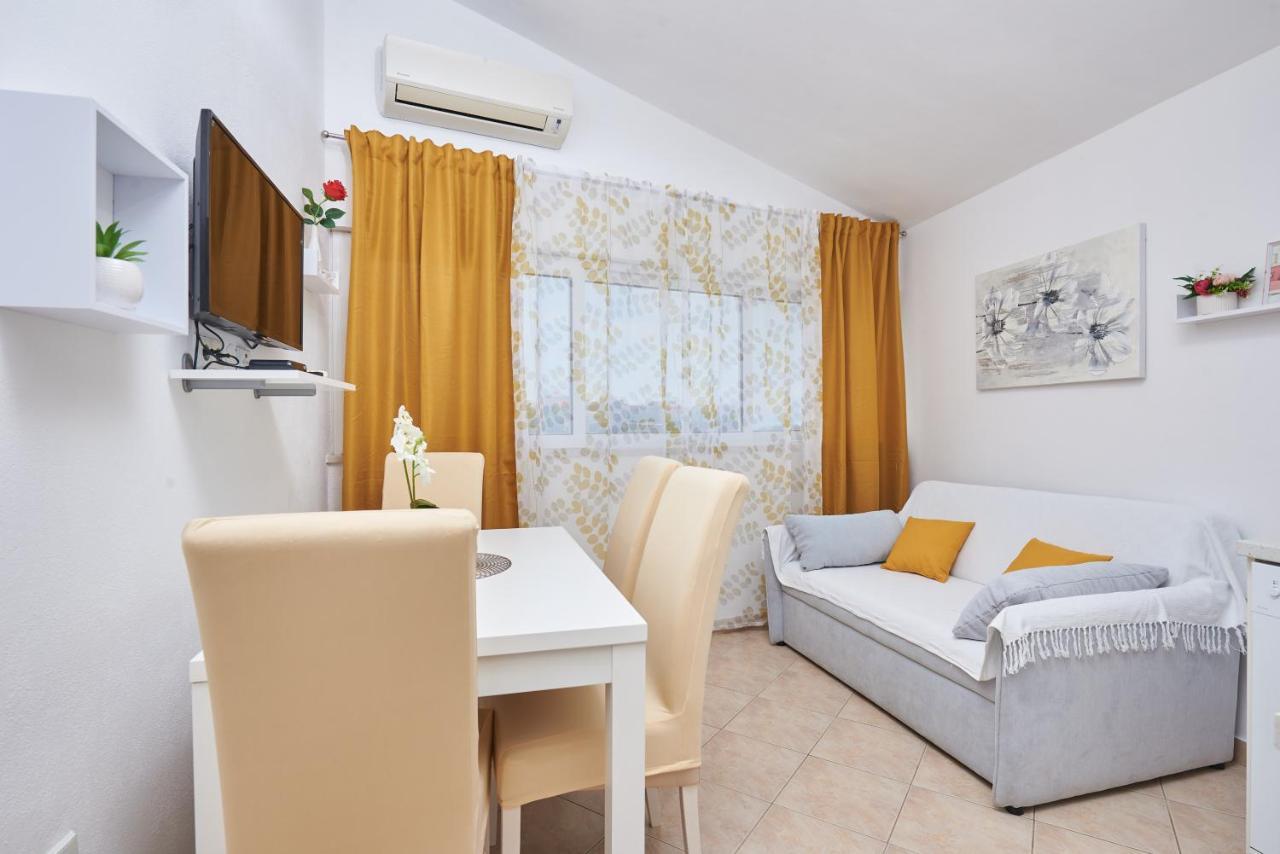 Apartments Lumi Рогозниця Екстер'єр фото