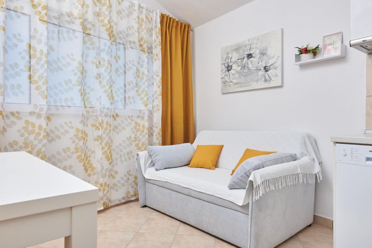 Apartments Lumi Рогозниця Екстер'єр фото